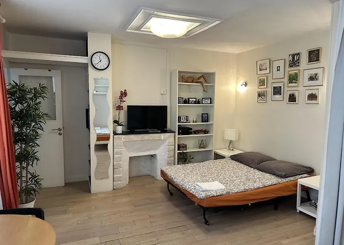 Heart Of Paris, Quiet And Cozy Paryż
